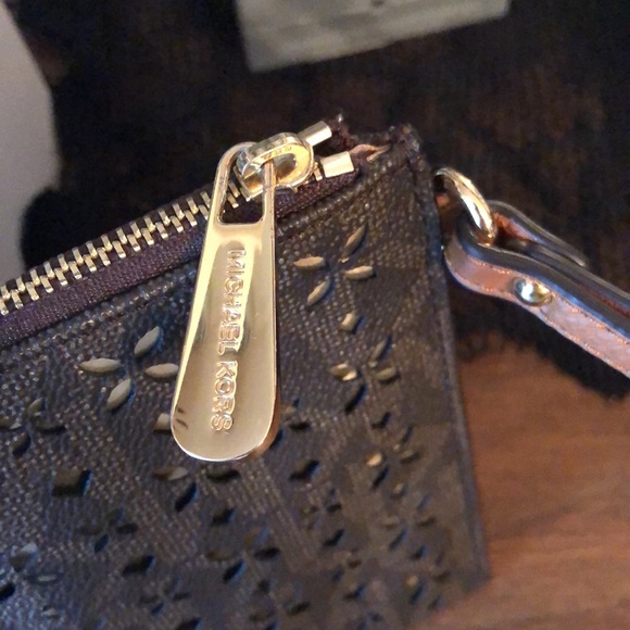 Authentic Michael Kors wristlet. NWOT - Picture 4 of 13
